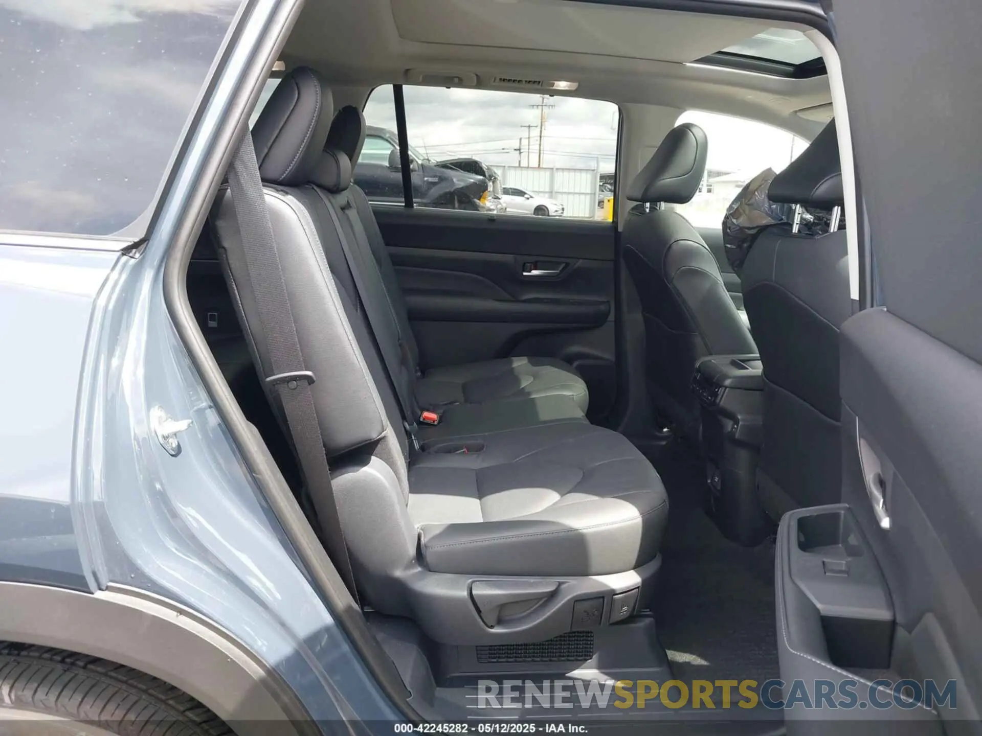 8 fotografías del automóvil dañado 5TDACAB55SS034154 TOYOTA GRAND HIGHLANDER 2025