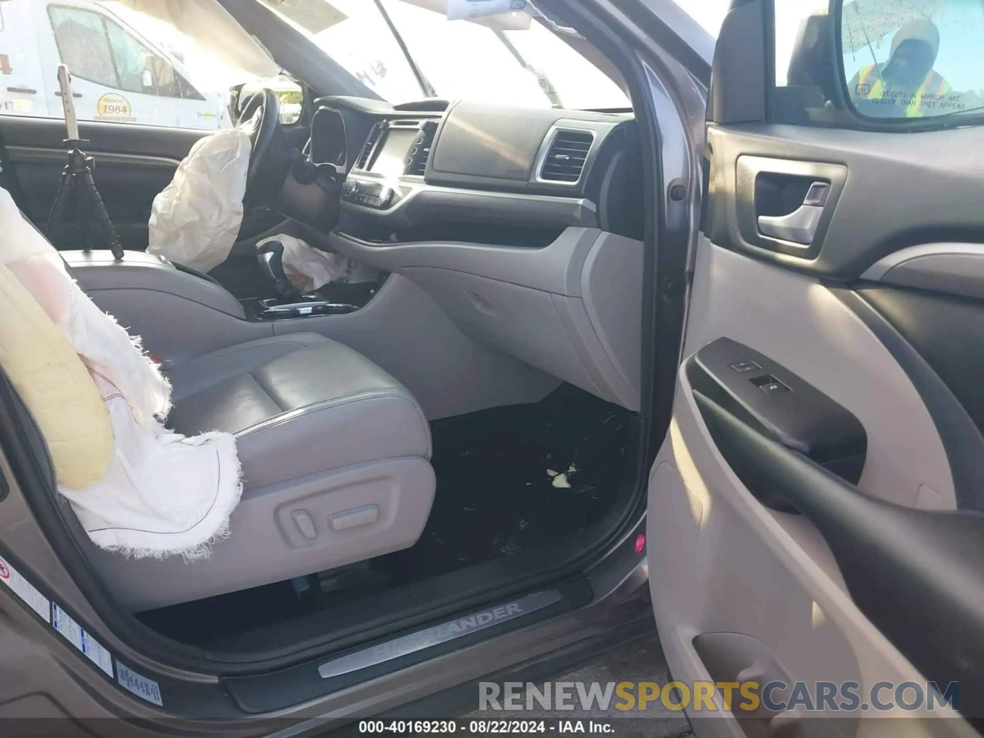 5 fotografías del automóvil dañado 5TDDZRFH8JS496897 TOYOTA HIGHLANDER 2018
