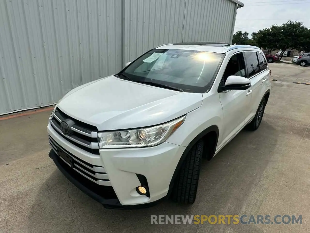 2 fotografías del automóvil dañado 5TDKZRFH5JS279668 TOYOTA HIGHLANDER 2018