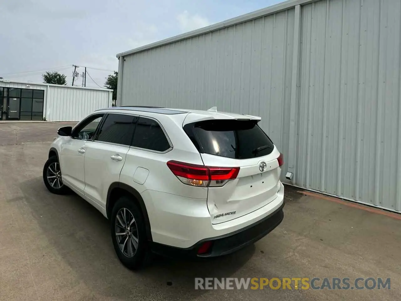3 fotografías del automóvil dañado 5TDKZRFH5JS279668 TOYOTA HIGHLANDER 2018