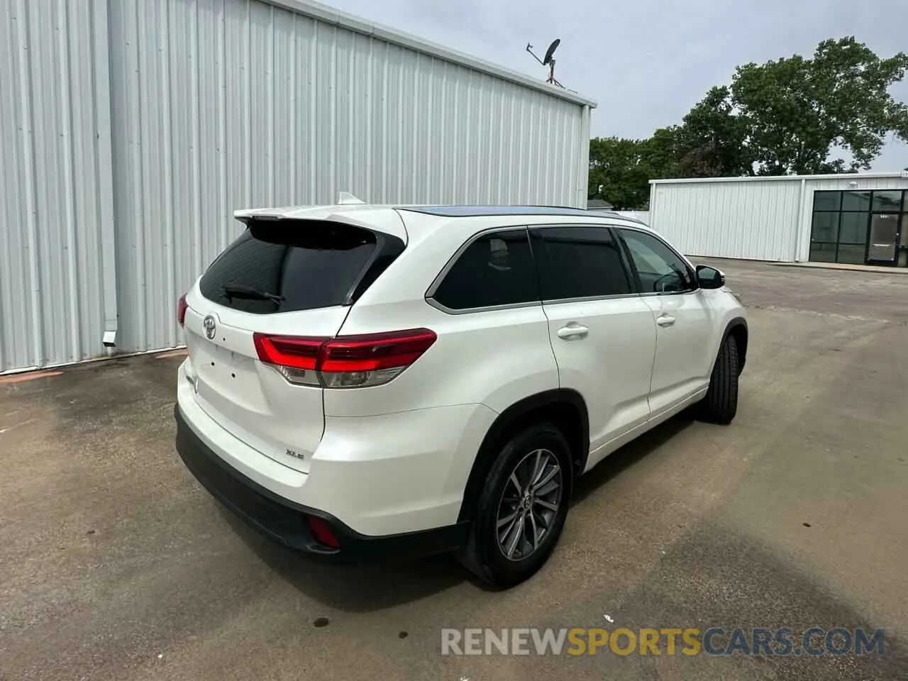 4 fotografías del automóvil dañado 5TDKZRFH5JS279668 TOYOTA HIGHLANDER 2018