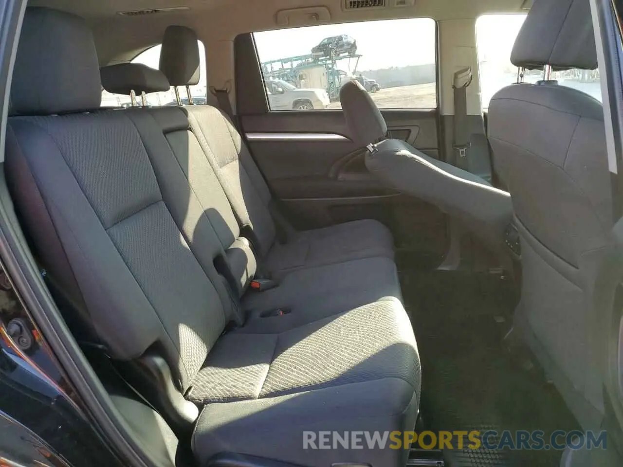 11 fotografías del automóvil dañado 5TDBGRFH1KS061296 TOYOTA HIGHLANDER 2019