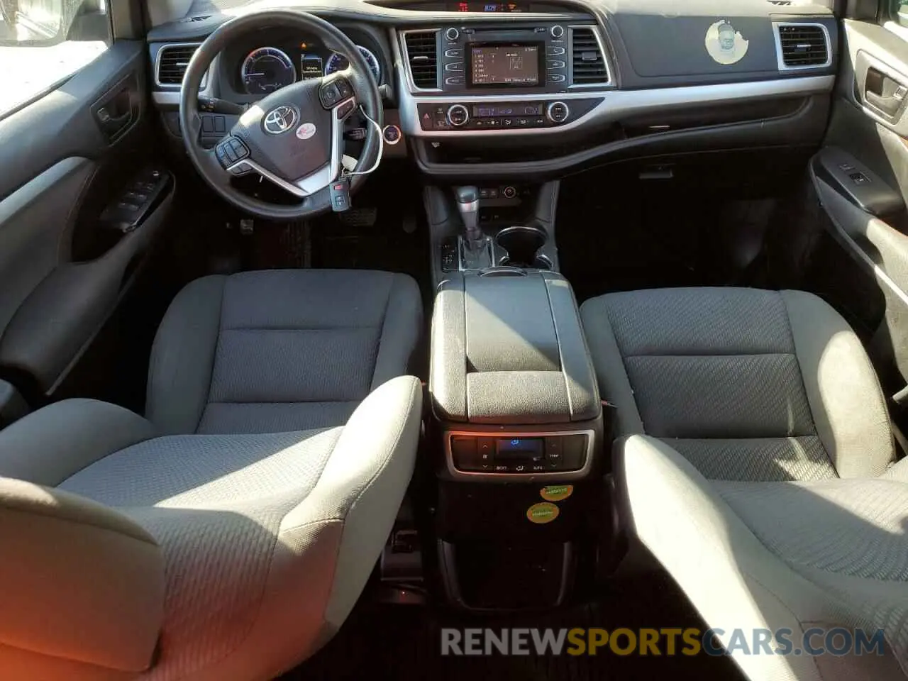 8 fotografías del automóvil dañado 5TDBGRFH1KS061296 TOYOTA HIGHLANDER 2019