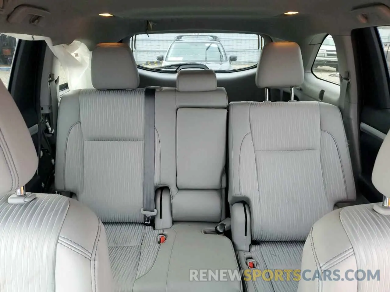 10 fotografías del automóvil dañado 5TDBZRFH0KS743712 TOYOTA HIGHLANDER 2019