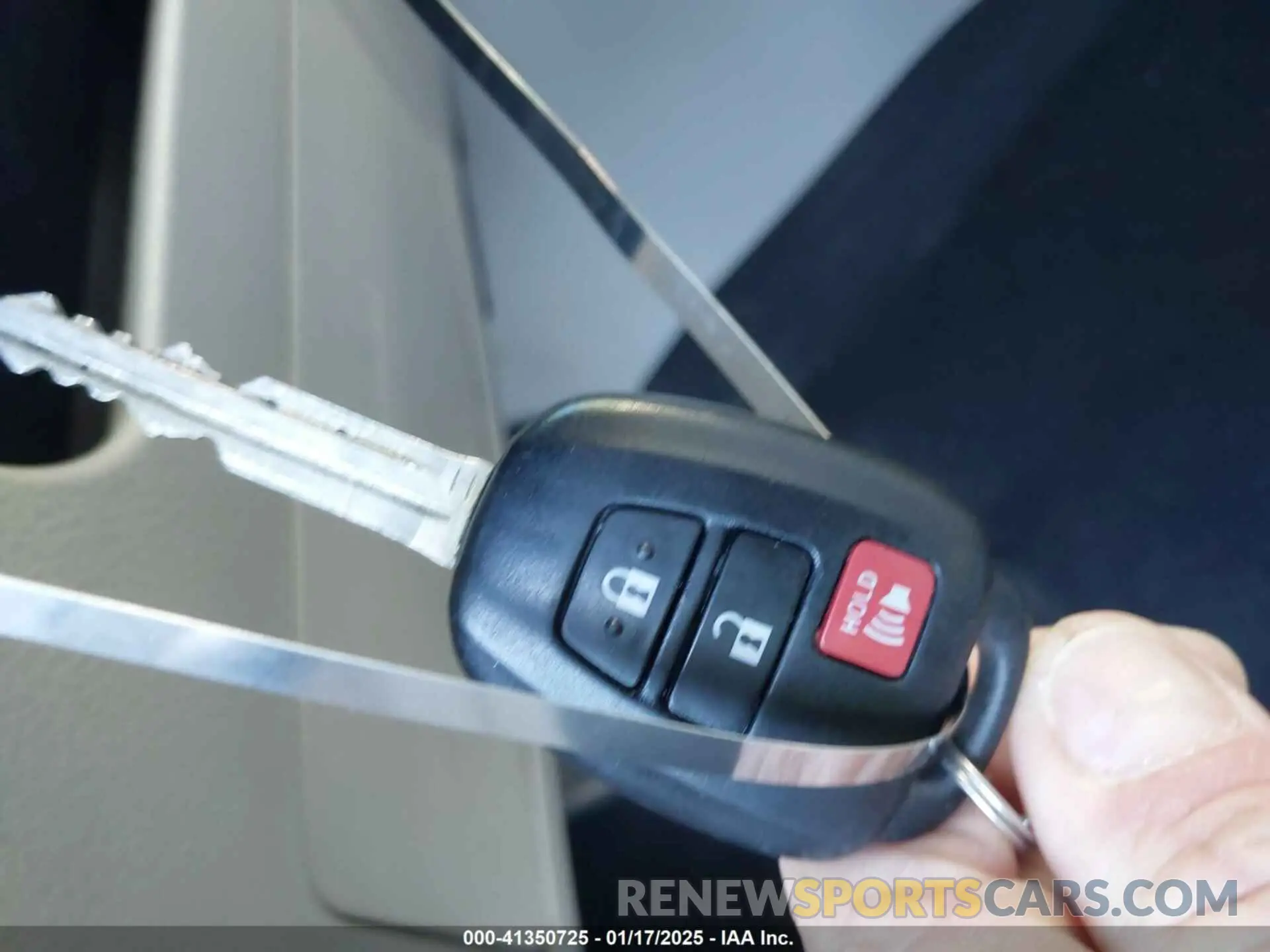 11 fotografías del automóvil dañado 5TDBZRFH0KS942453 TOYOTA HIGHLANDER 2019