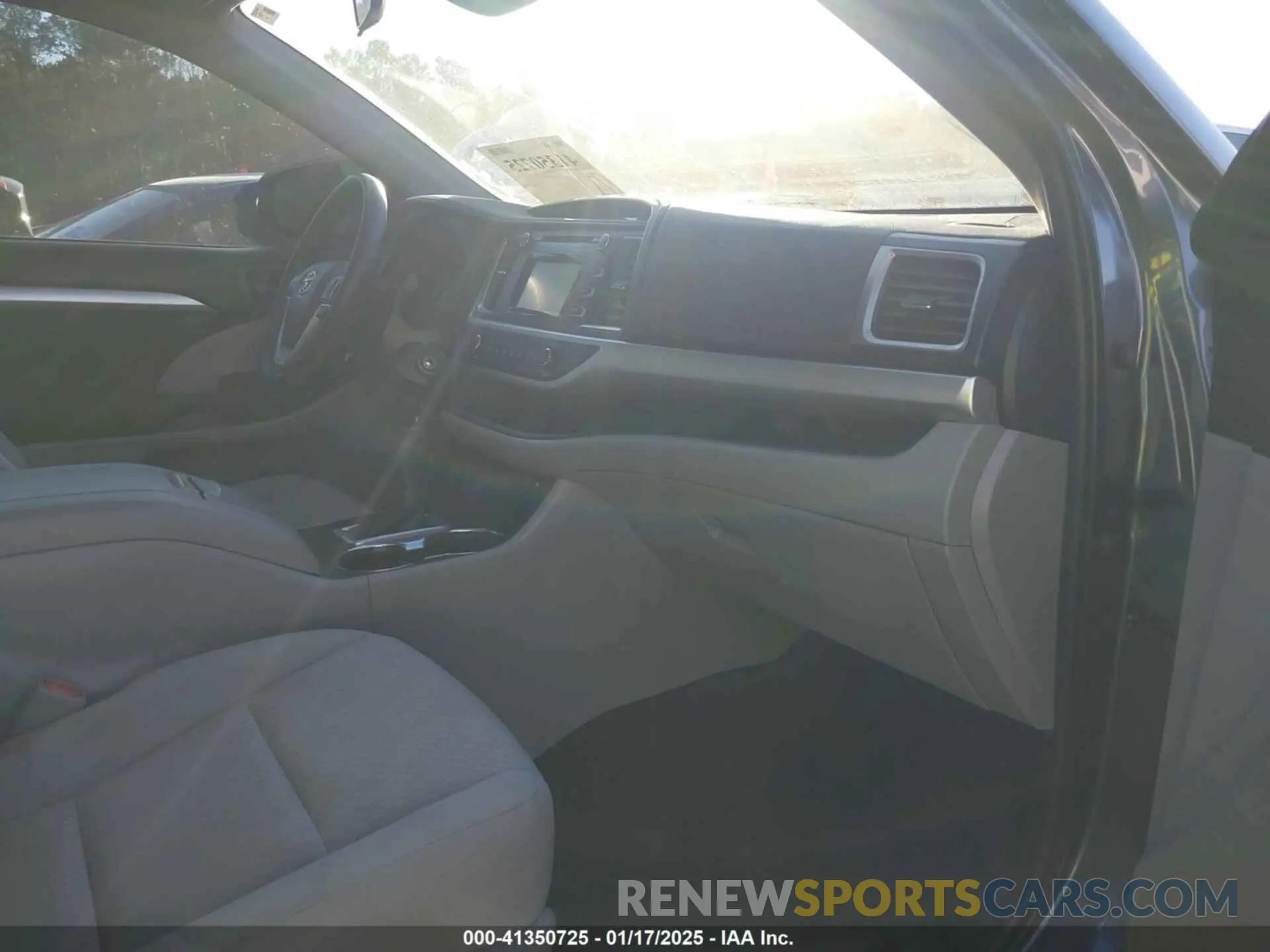 5 fotografías del automóvil dañado 5TDBZRFH0KS942453 TOYOTA HIGHLANDER 2019