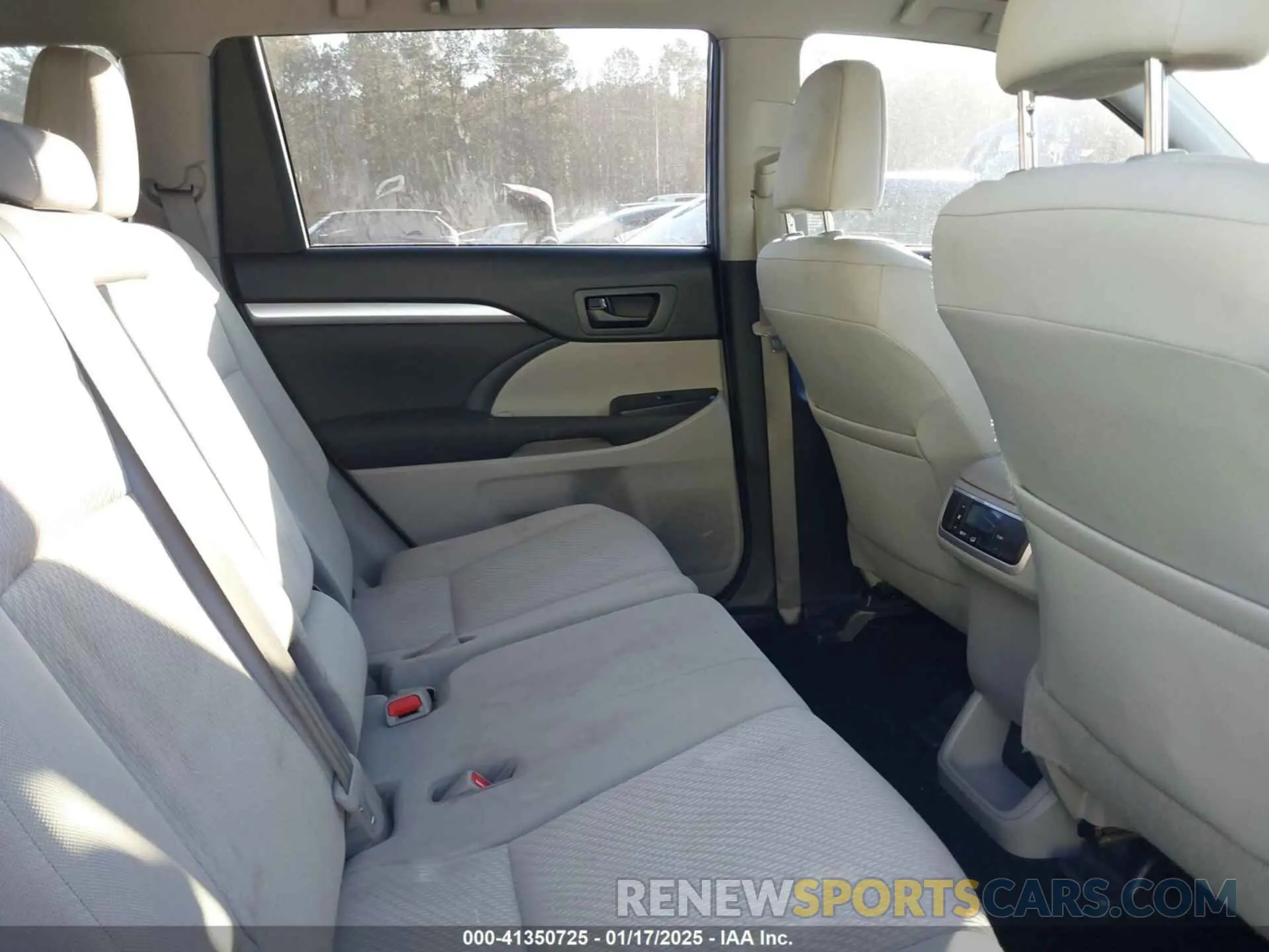 8 fotografías del automóvil dañado 5TDBZRFH0KS942453 TOYOTA HIGHLANDER 2019