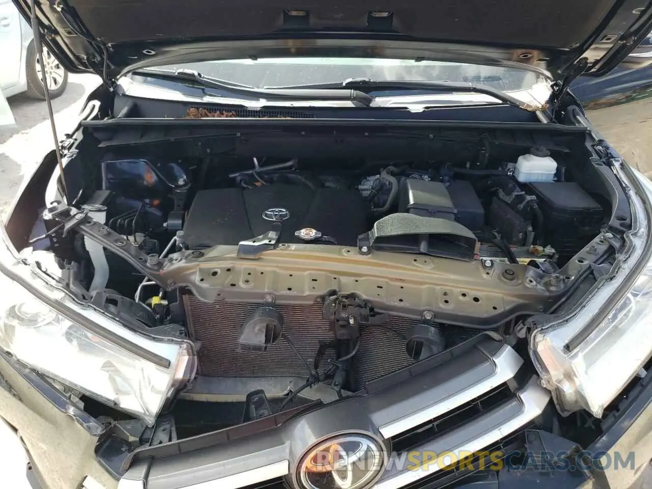 12 fotografías del automóvil dañado 5TDBZRFH0KS957549 TOYOTA HIGHLANDER 2019