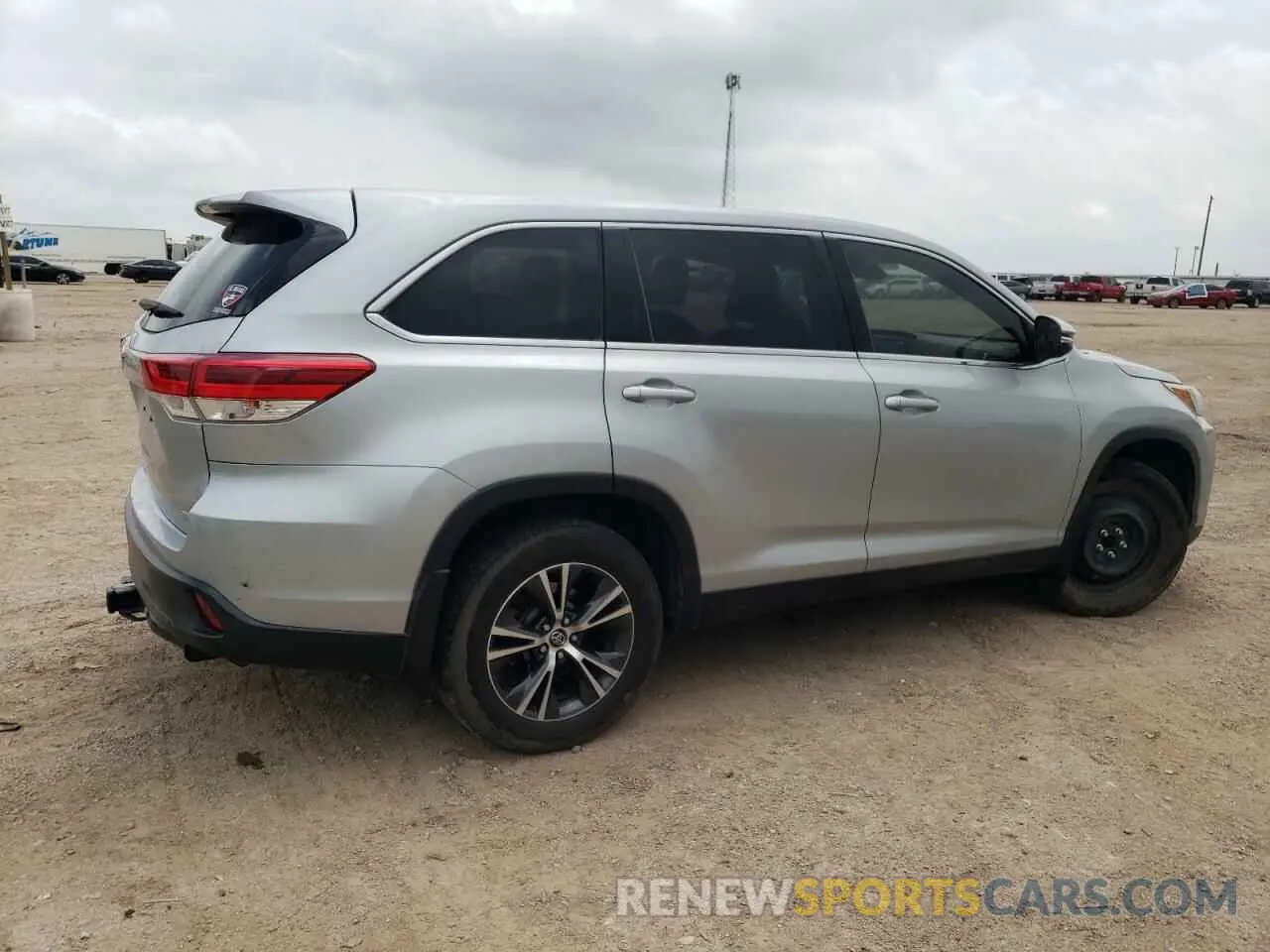 3 fotografías del automóvil dañado 5TDBZRFH1KS946849 TOYOTA HIGHLANDER 2019