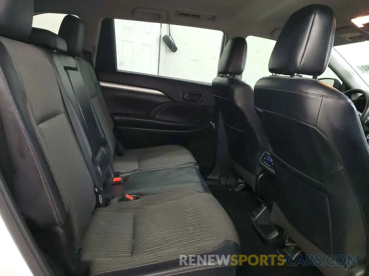 11 fotografías del automóvil dañado 5TDBZRFH3KS913769 TOYOTA HIGHLANDER 2019