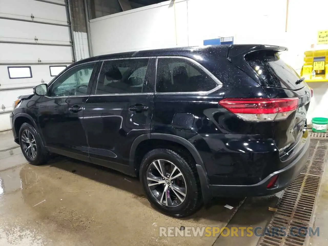 2 fotografías del automóvil dañado 5TDBZRFH3KS963541 TOYOTA HIGHLANDER 2019