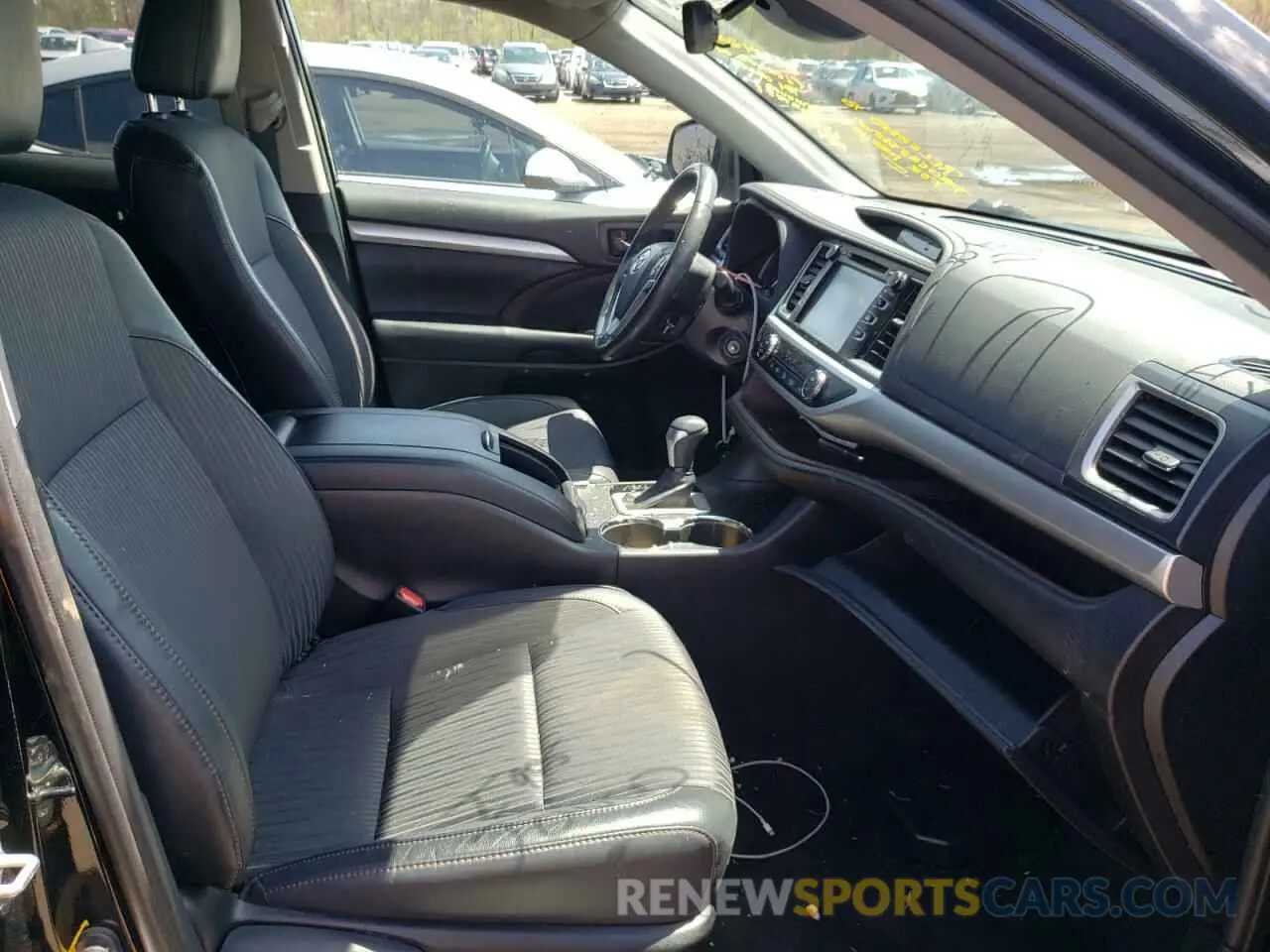 5 fotografías del automóvil dañado 5TDBZRFH4KS992739 TOYOTA HIGHLANDER 2019