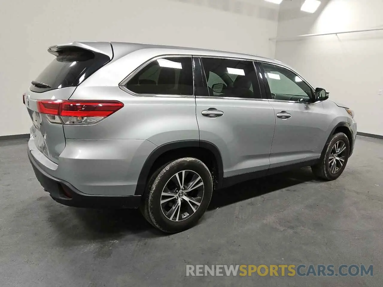 3 fotografías del automóvil dañado 5TDBZRFH4KS995995 TOYOTA HIGHLANDER 2019