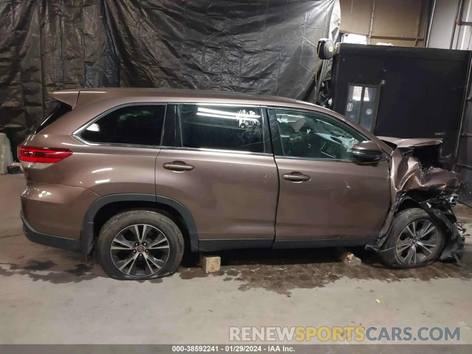 14 fotografías del automóvil dañado 5TDBZRFH4KS998752 TOYOTA HIGHLANDER 2019