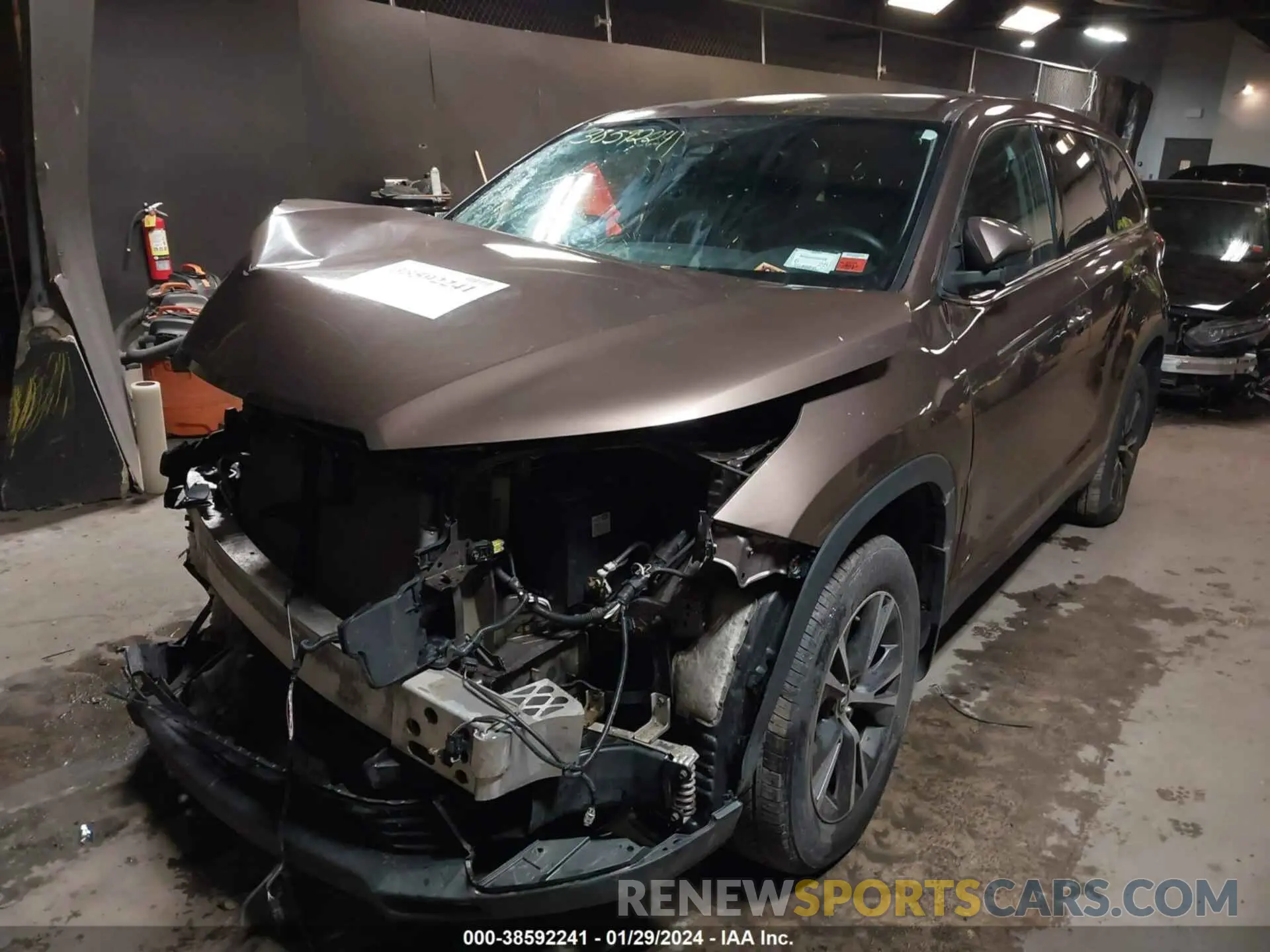 2 fotografías del automóvil dañado 5TDBZRFH4KS998752 TOYOTA HIGHLANDER 2019