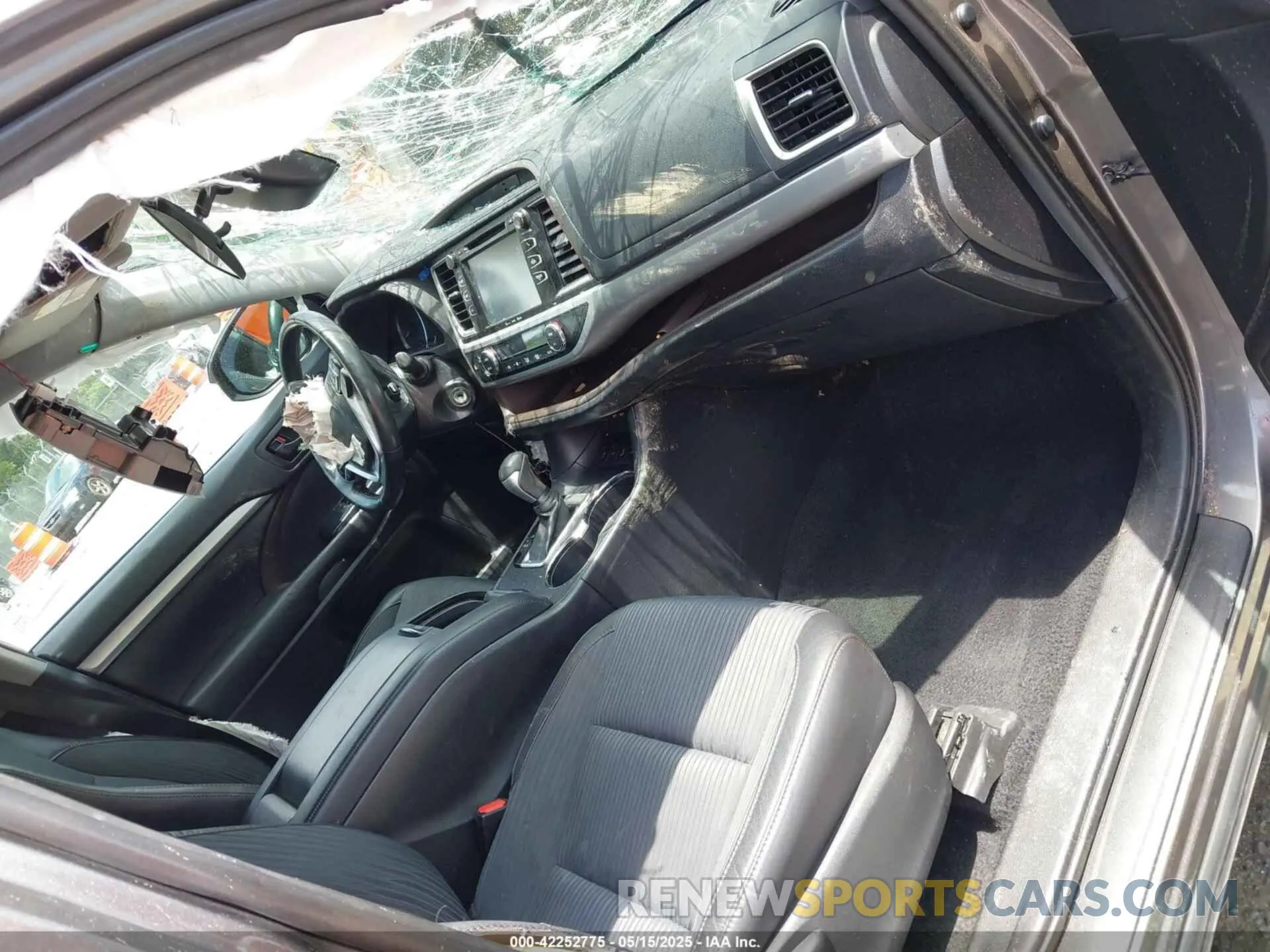 5 fotografías del automóvil dañado 5TDBZRFH5KS722354 TOYOTA HIGHLANDER 2019