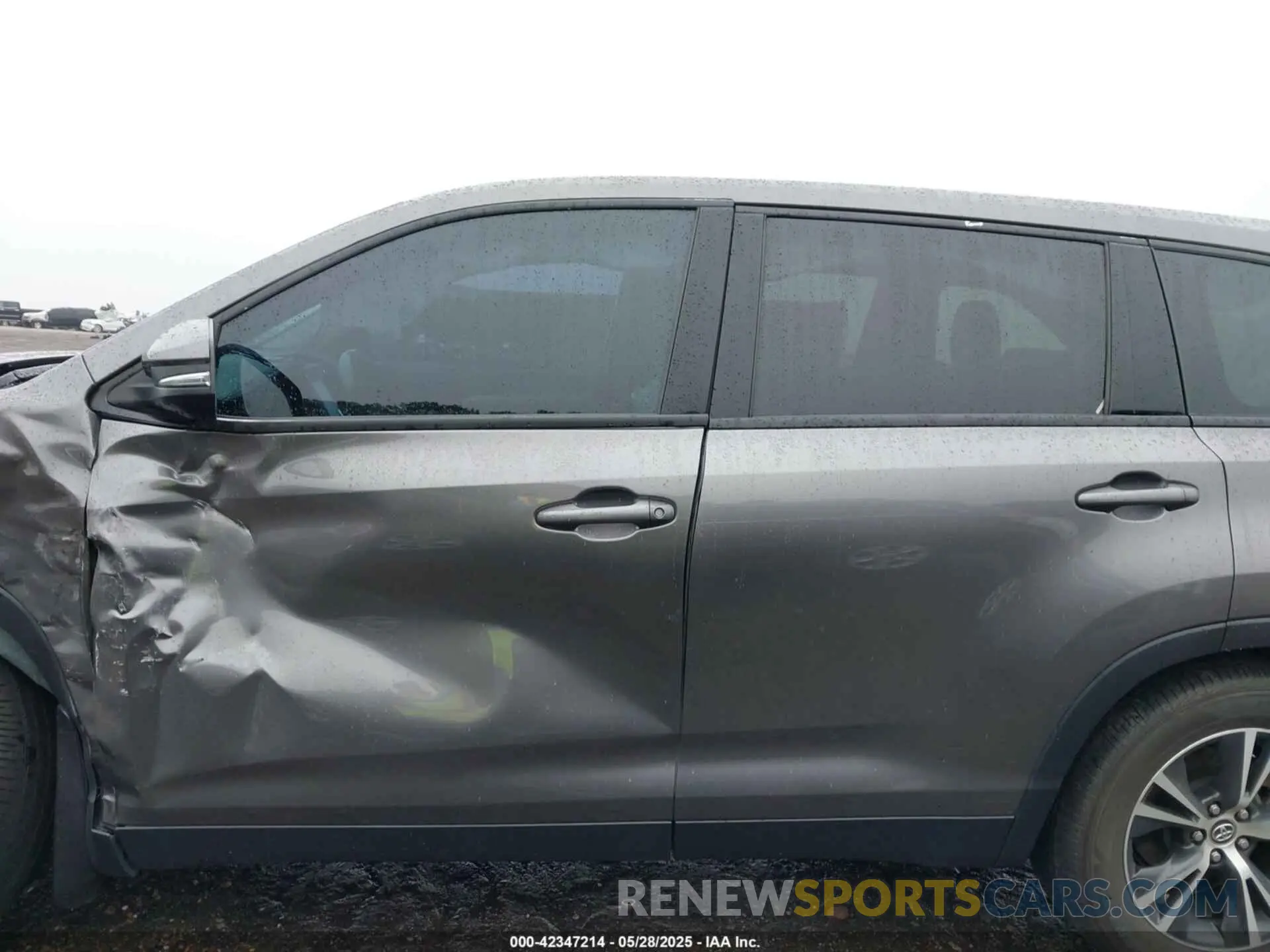 14 fotografías del automóvil dañado 5TDBZRFH5KS736089 TOYOTA HIGHLANDER 2019
