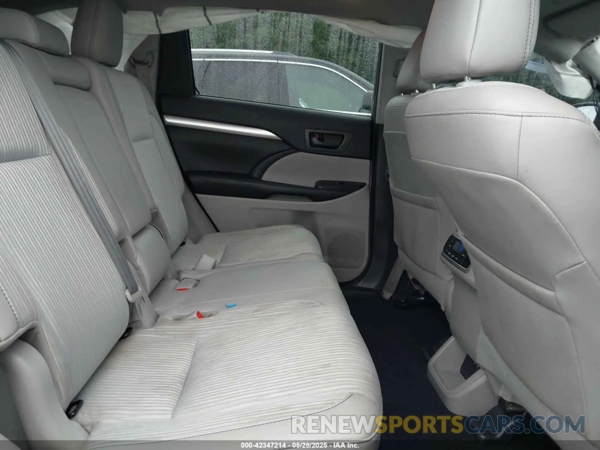 8 fotografías del automóvil dañado 5TDBZRFH5KS736089 TOYOTA HIGHLANDER 2019