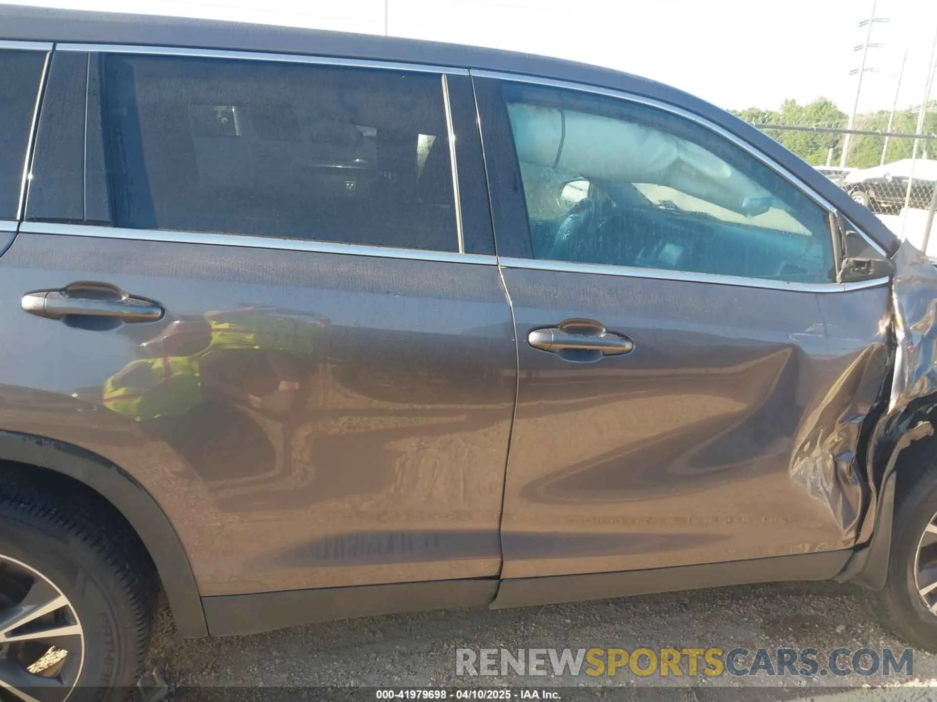 13 fotografías del automóvil dañado 5TDBZRFH6KS945258 TOYOTA HIGHLANDER 2019