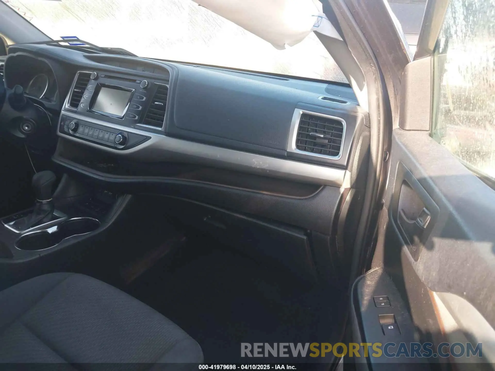 5 fotografías del automóvil dañado 5TDBZRFH6KS945258 TOYOTA HIGHLANDER 2019
