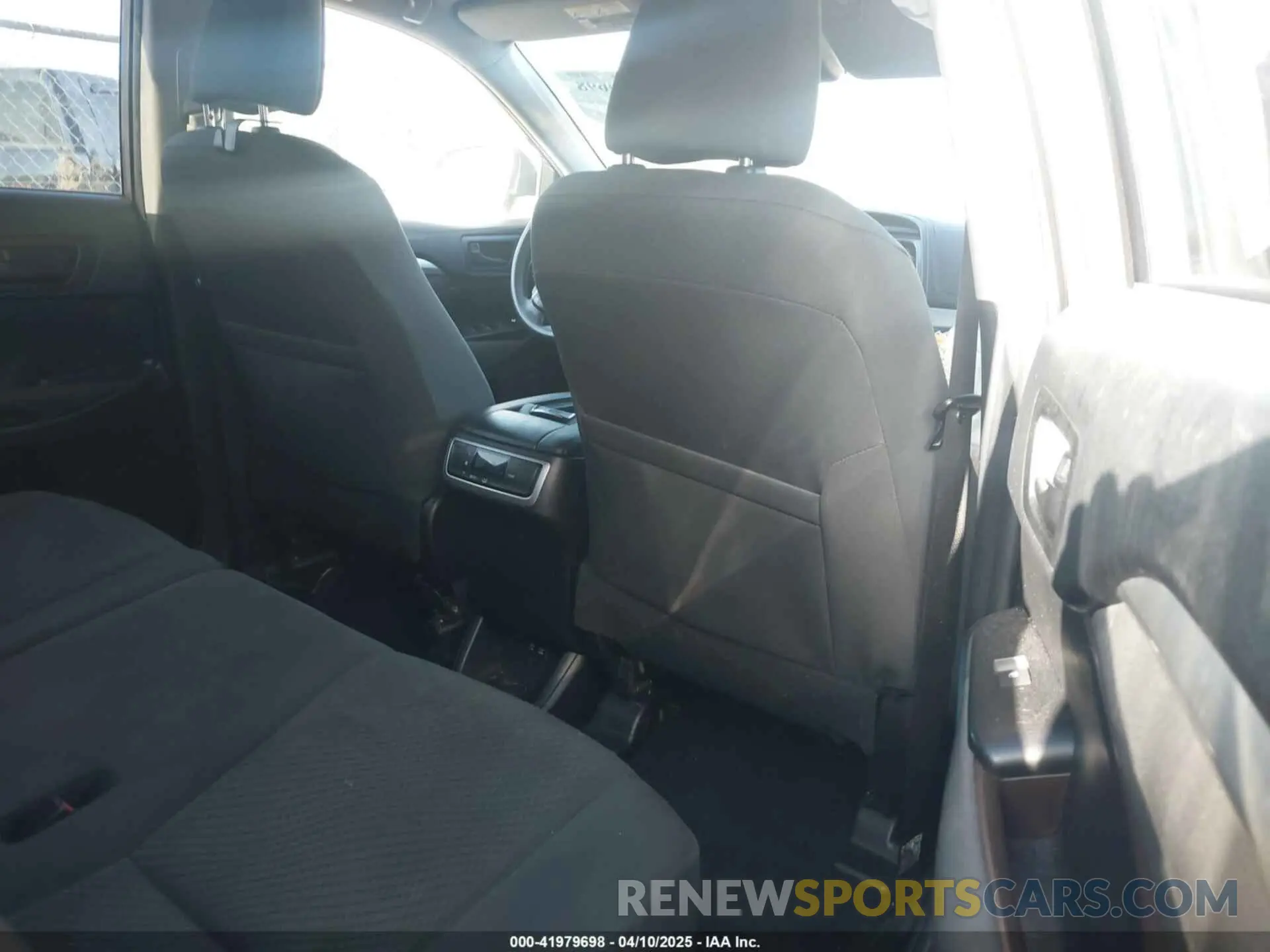 8 fotografías del automóvil dañado 5TDBZRFH6KS945258 TOYOTA HIGHLANDER 2019