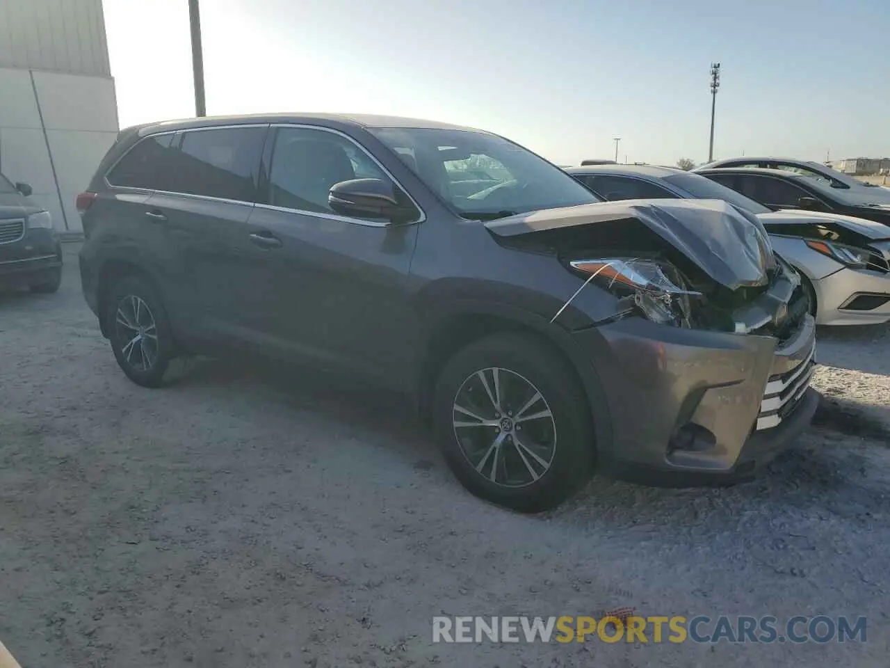 4 fotografías del automóvil dañado 5TDBZRFH6KS960357 TOYOTA HIGHLANDER 2019