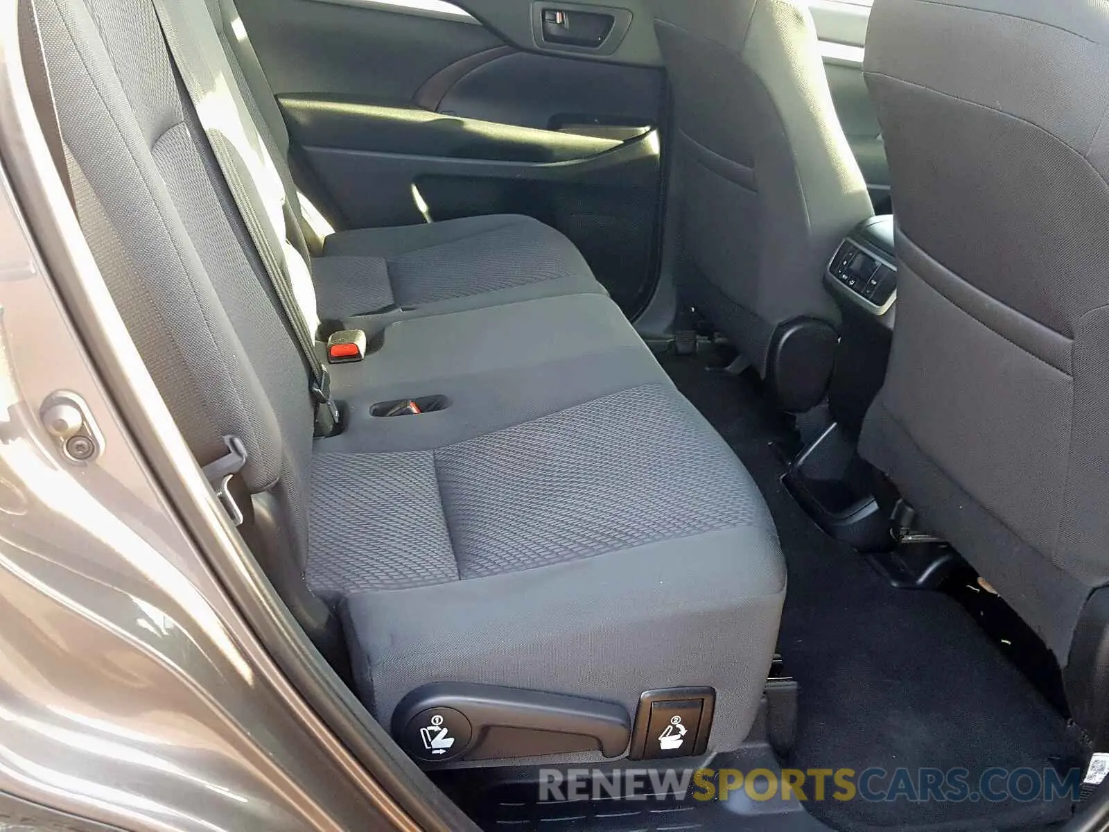 6 fotografías del automóvil dañado 5TDBZRFH6KS963467 TOYOTA HIGHLANDER 2019