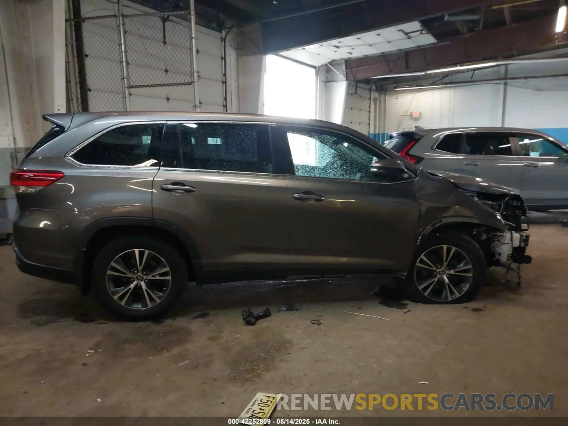 13 fotografías del automóvil dañado 5TDBZRFH7KS728639 TOYOTA HIGHLANDER 2019