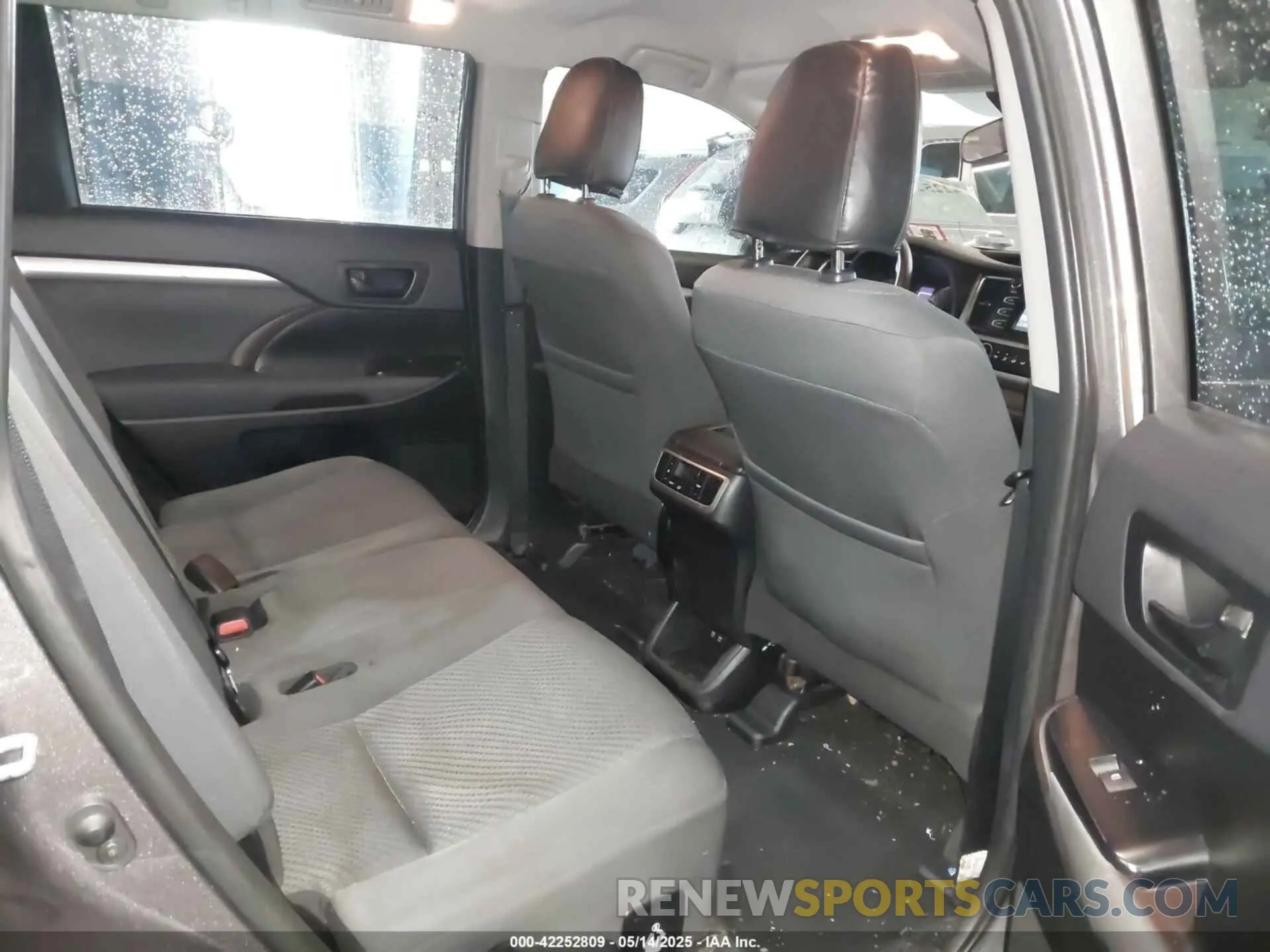 8 fotografías del automóvil dañado 5TDBZRFH7KS728639 TOYOTA HIGHLANDER 2019
