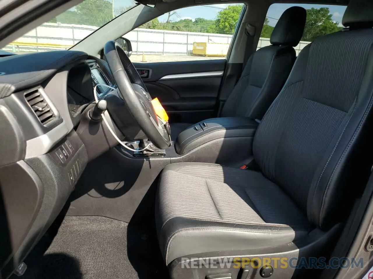 7 fotografías del automóvil dañado 5TDBZRFH7KS999815 TOYOTA HIGHLANDER 2019