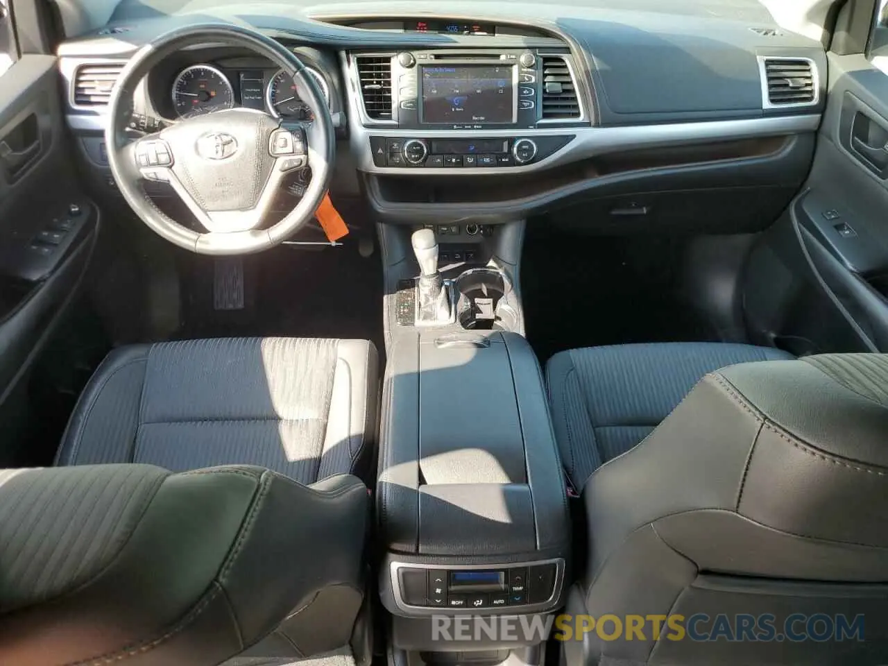 8 fotografías del automóvil dañado 5TDBZRFH7KS999815 TOYOTA HIGHLANDER 2019