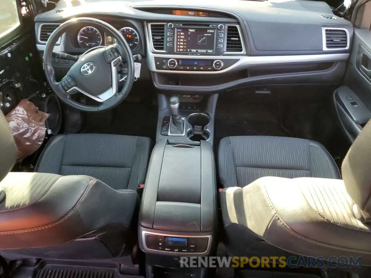 8 fotografías del automóvil dañado 5TDBZRFH8KS975393 TOYOTA HIGHLANDER 2019