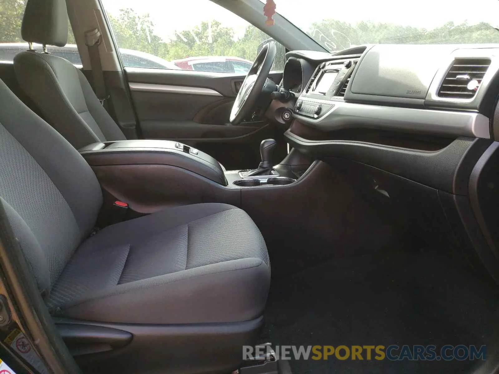 5 fotografías del automóvil dañado 5TDBZRFH9KS974608 TOYOTA HIGHLANDER 2019
