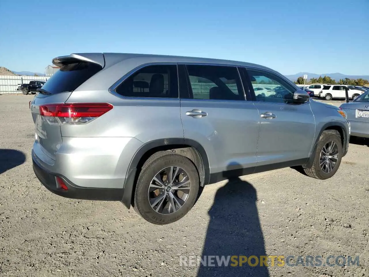 3 fotografías del automóvil dañado 5TDBZRFH9KS992350 TOYOTA HIGHLANDER 2019