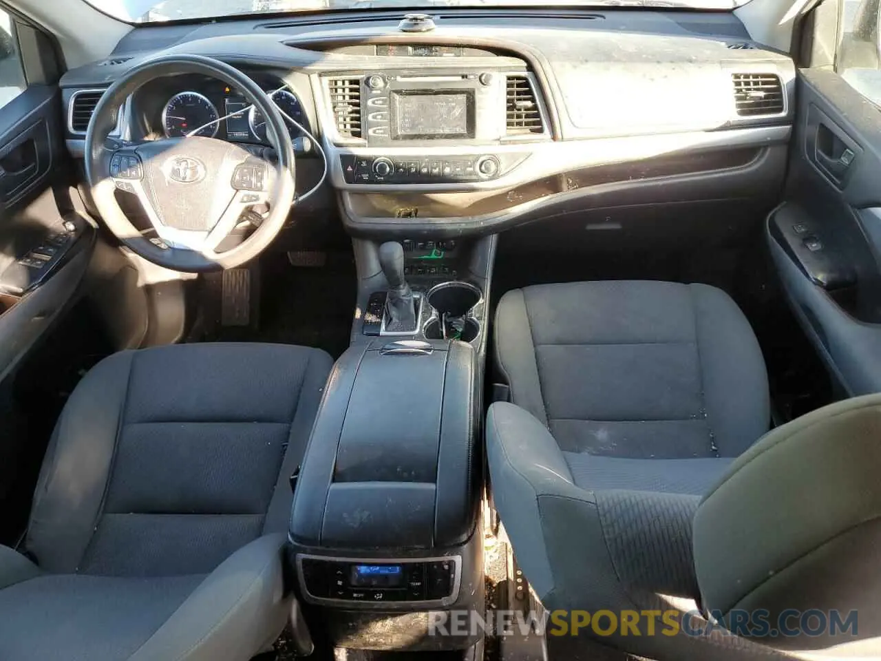 8 fotografías del automóvil dañado 5TDBZRFH9KS992350 TOYOTA HIGHLANDER 2019