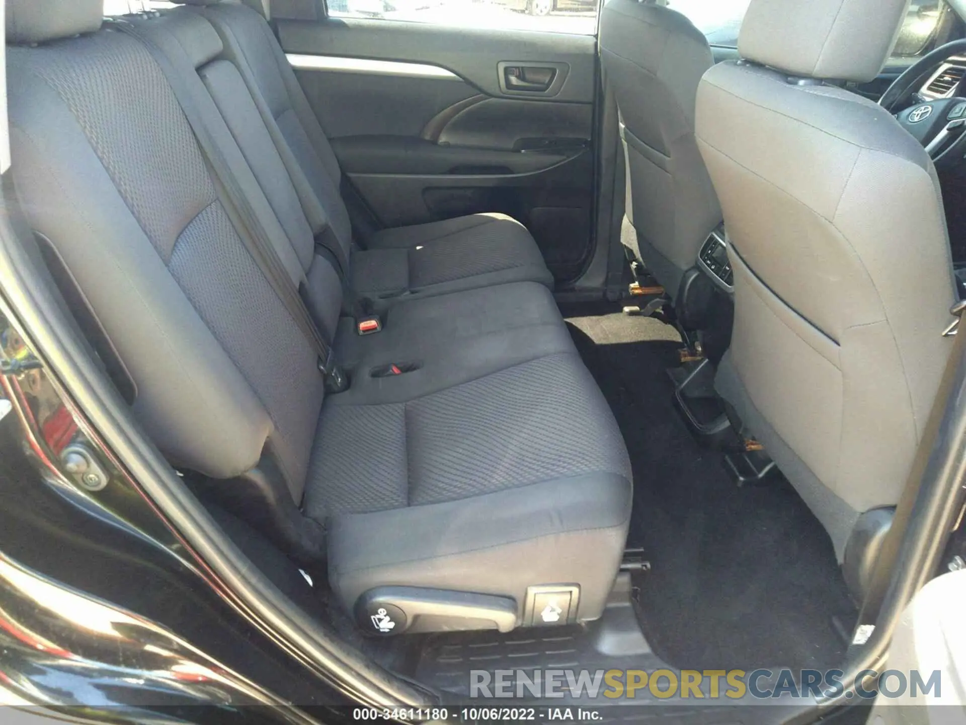 8 fotografías del automóvil dañado 5TDBZRFHXKS937213 TOYOTA HIGHLANDER 2019