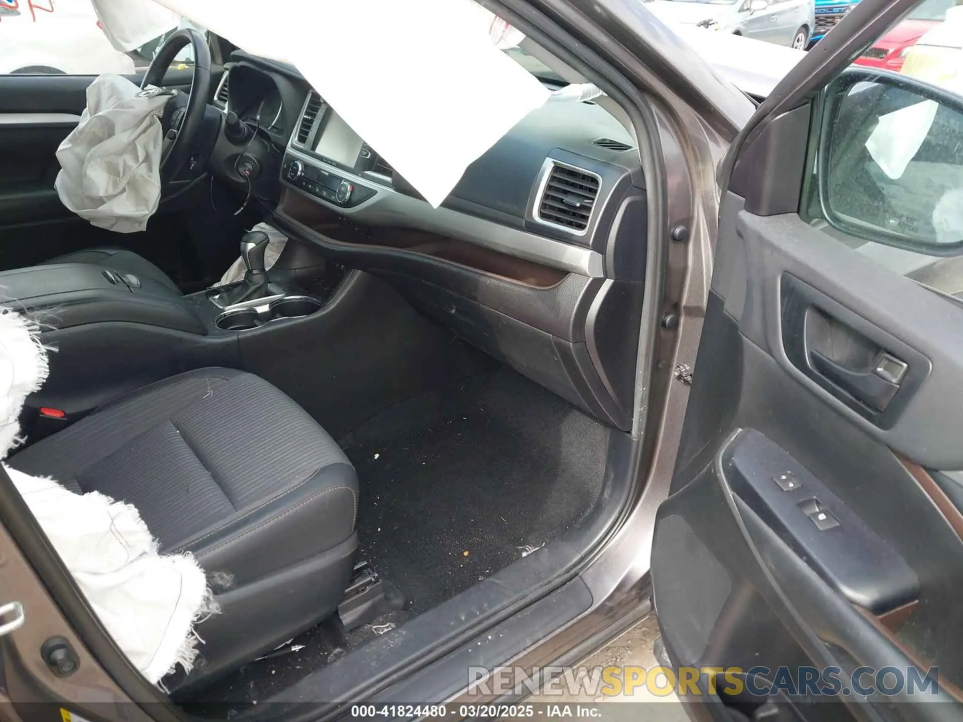 5 fotografías del automóvil dañado 5TDBZRFHXKS941049 TOYOTA HIGHLANDER 2019
