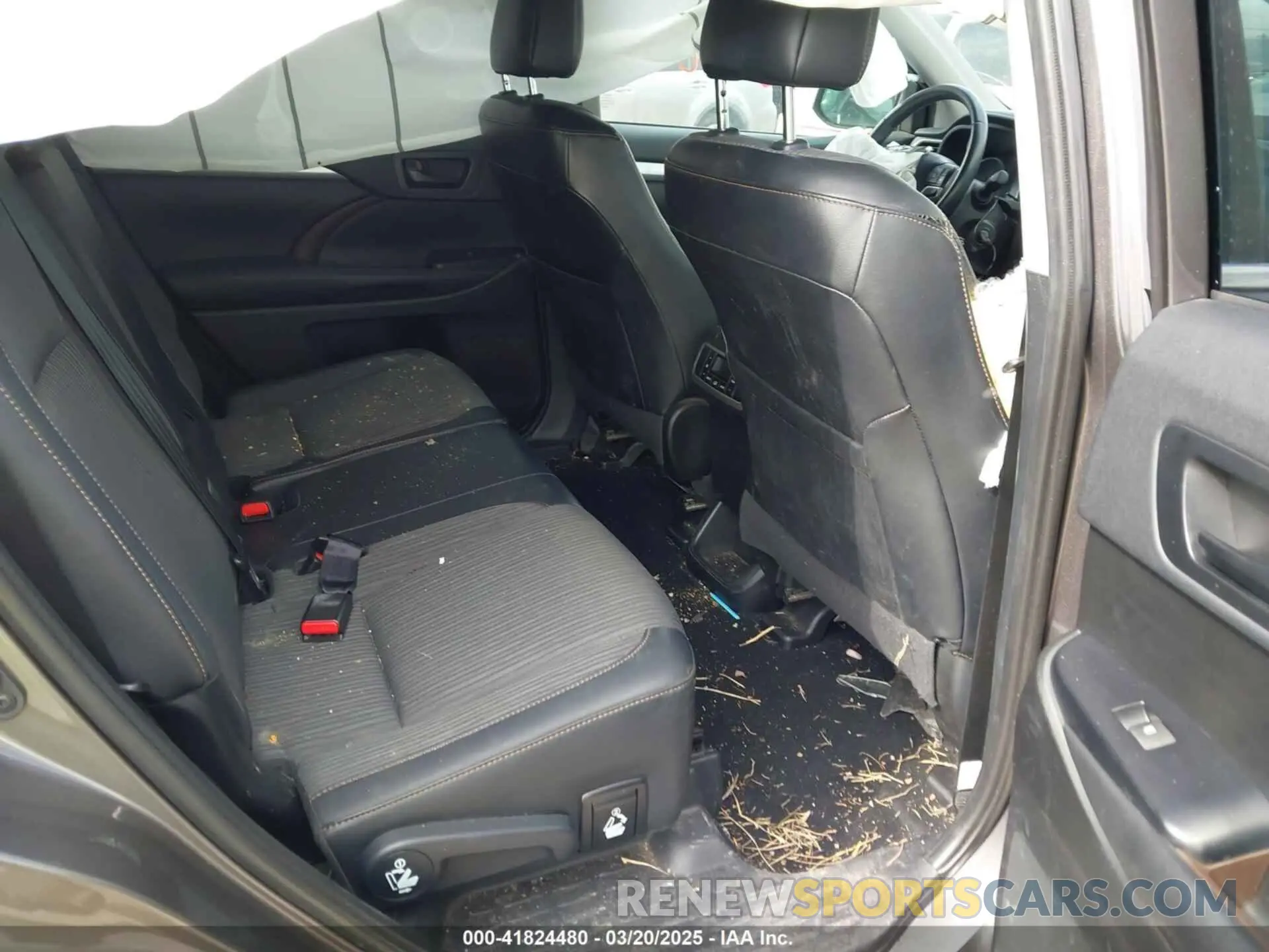 8 fotografías del automóvil dañado 5TDBZRFHXKS941049 TOYOTA HIGHLANDER 2019