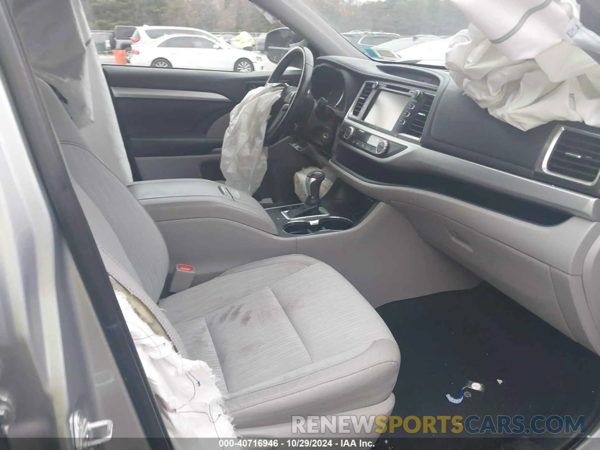5 fotografías del automóvil dañado 5TDBZRFHXKS953251 TOYOTA HIGHLANDER 2019