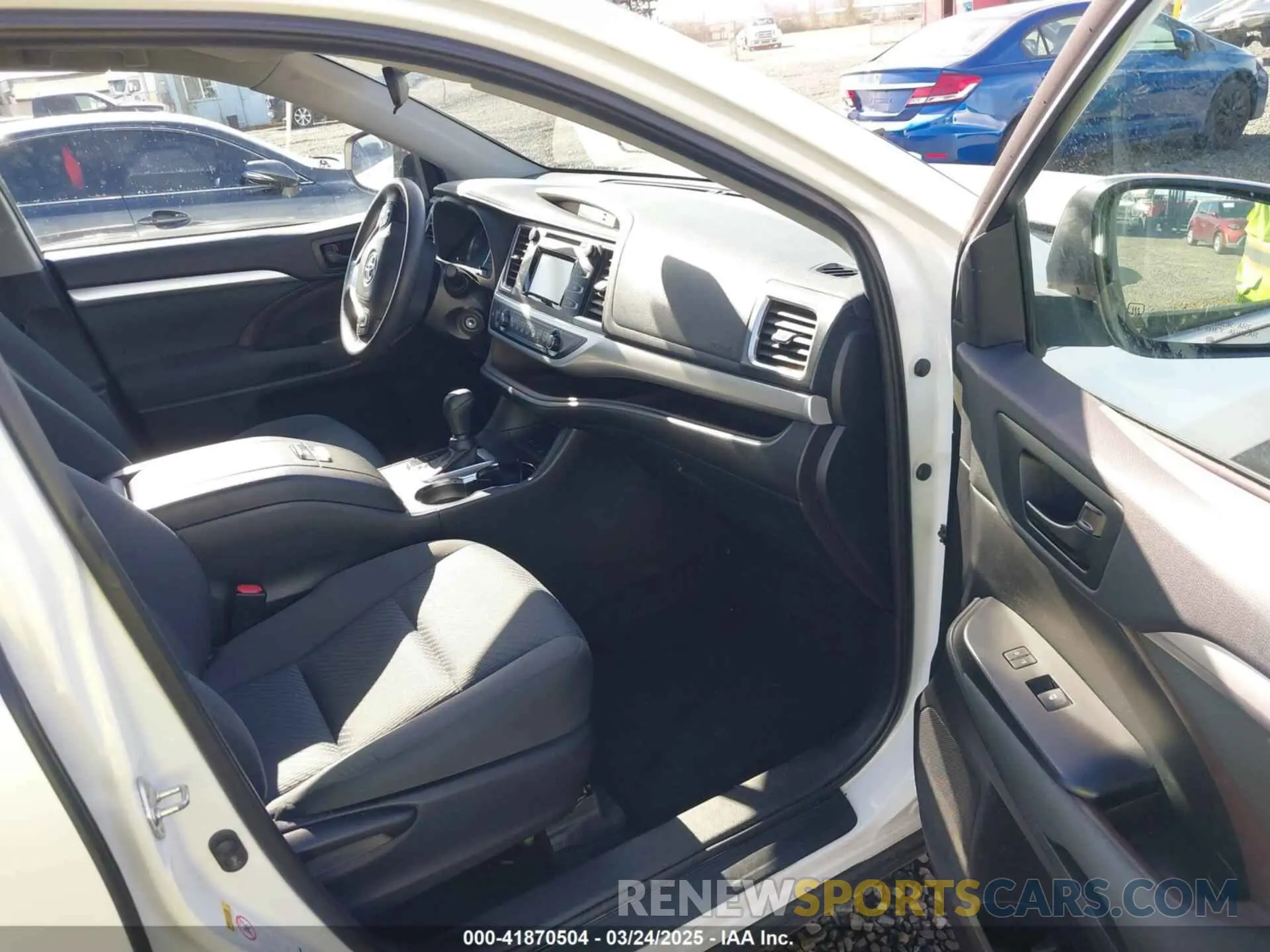 5 fotografías del automóvil dañado 5TDBZRFHXKS956909 TOYOTA HIGHLANDER 2019