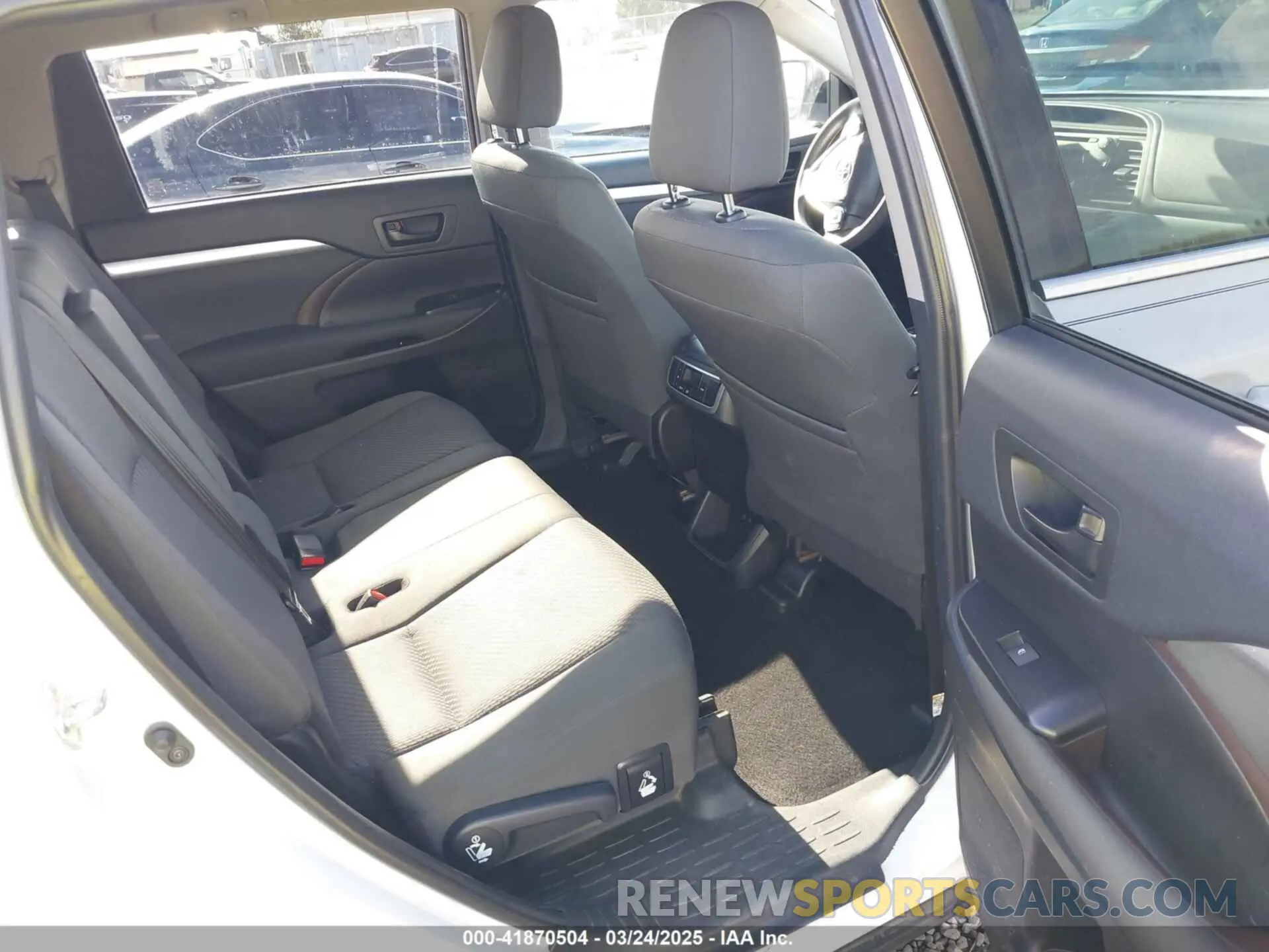 8 fotografías del automóvil dañado 5TDBZRFHXKS956909 TOYOTA HIGHLANDER 2019