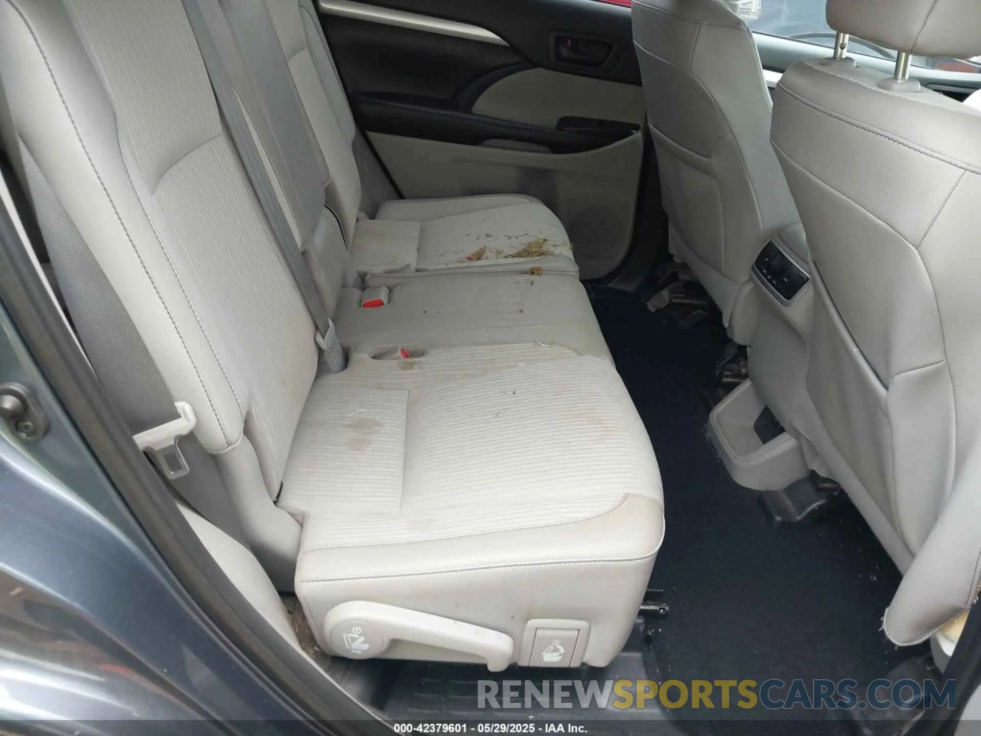 8 fotografías del automóvil dañado 5TDBZRFHXKS964721 TOYOTA HIGHLANDER 2019