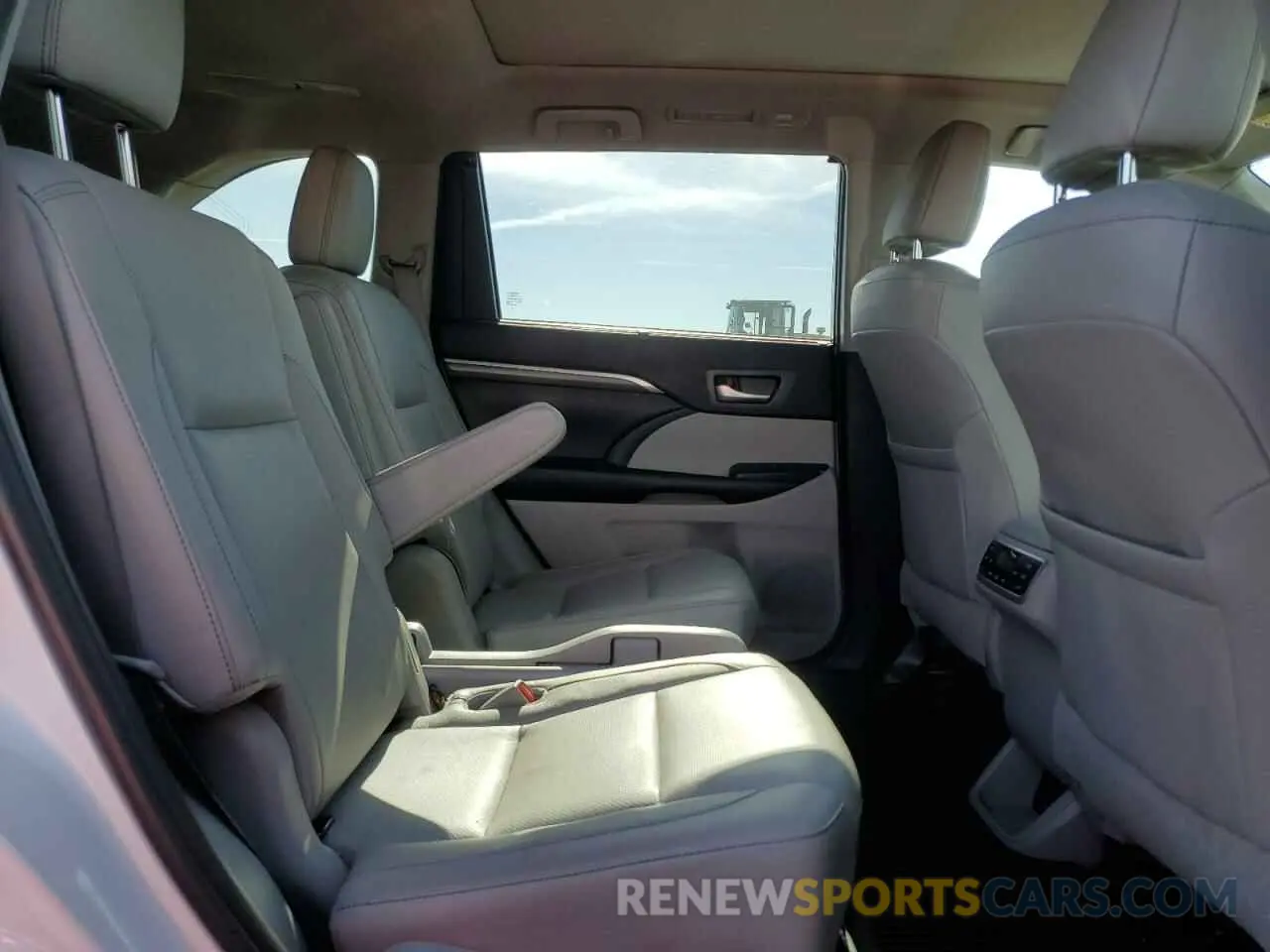 11 fotografías del automóvil dañado 5TDDGRFH5KS064288 TOYOTA HIGHLANDER 2019