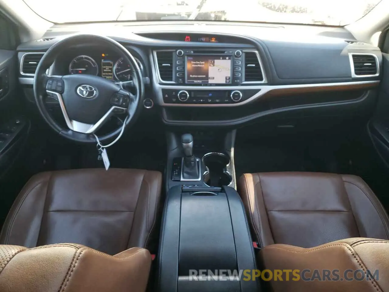 8 fotografías del automóvil dañado 5TDDGRFH8KS066066 TOYOTA HIGHLANDER 2019
