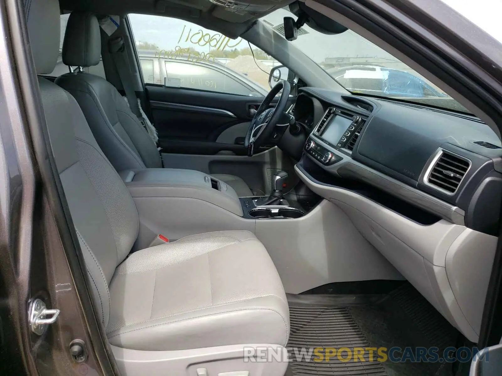 5 fotografías del automóvil dañado 5TDDZRFH0KS950139 TOYOTA HIGHLANDER 2019