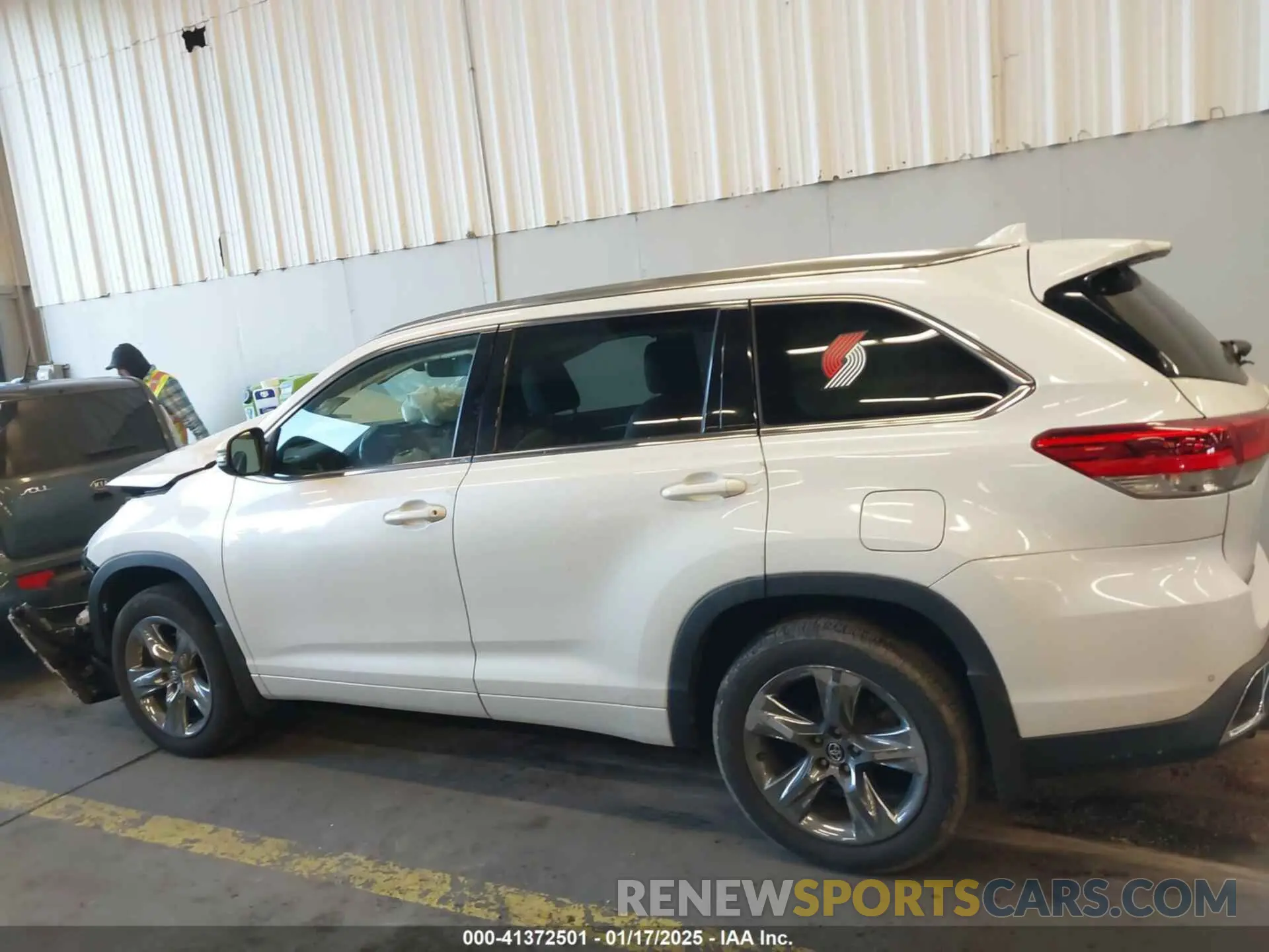13 fotografías del automóvil dañado 5TDDZRFH1KS957973 TOYOTA HIGHLANDER 2019