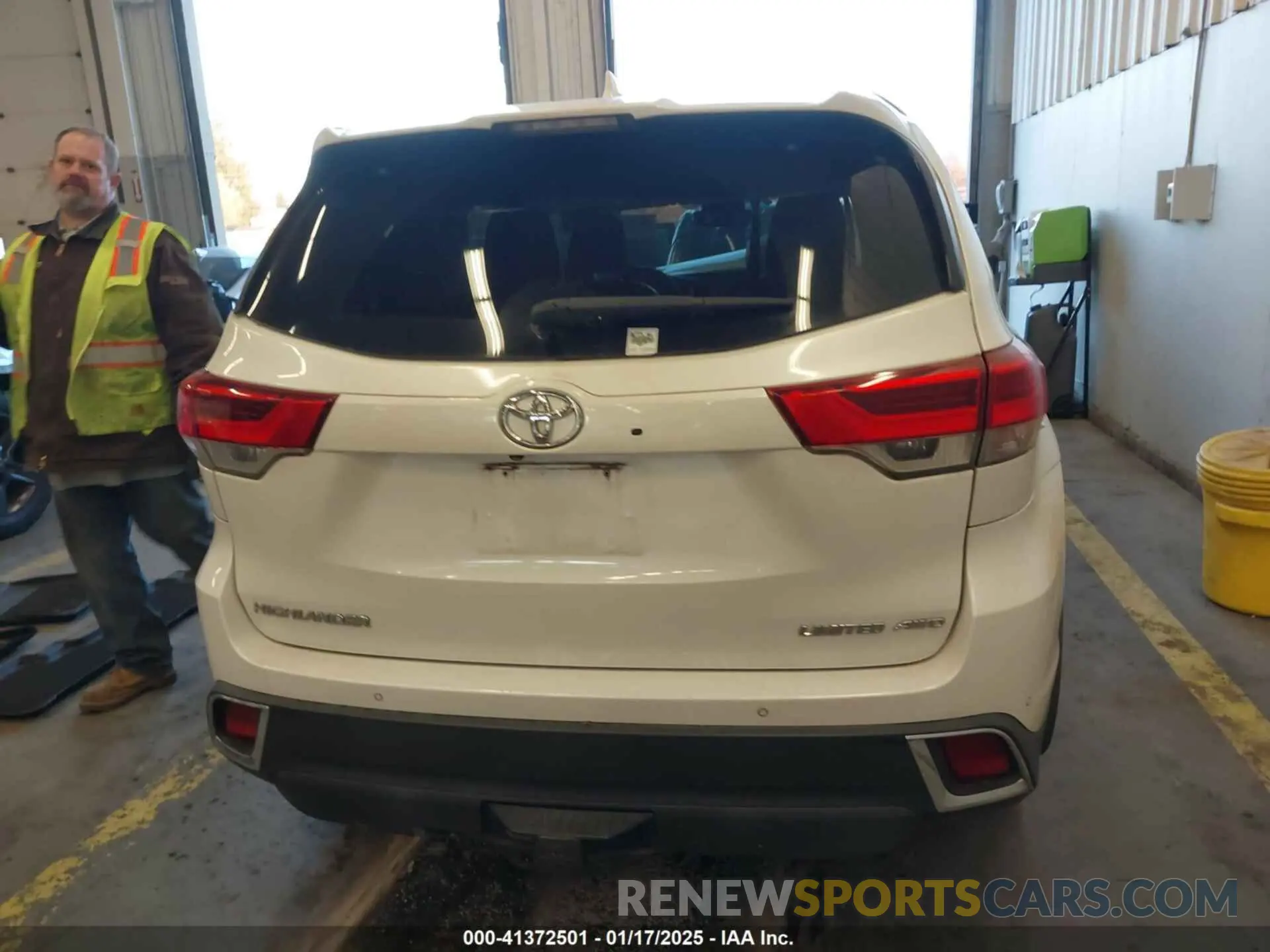 15 fotografías del automóvil dañado 5TDDZRFH1KS957973 TOYOTA HIGHLANDER 2019