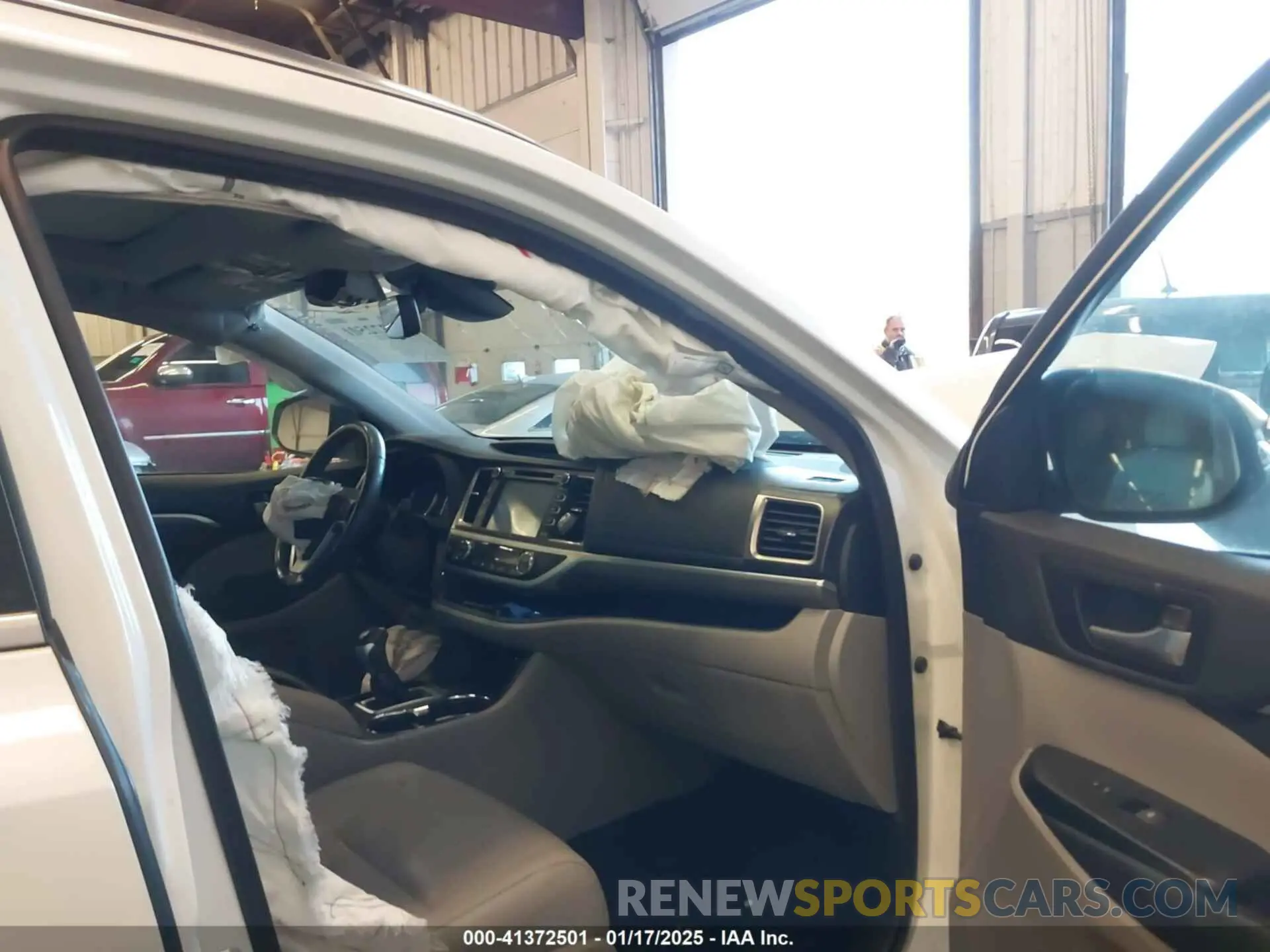 5 fotografías del automóvil dañado 5TDDZRFH1KS957973 TOYOTA HIGHLANDER 2019