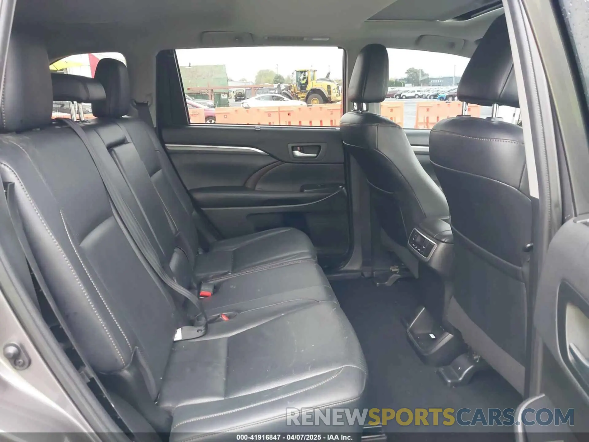 8 fotografías del automóvil dañado 5TDDZRFH2KS969307 TOYOTA HIGHLANDER 2019