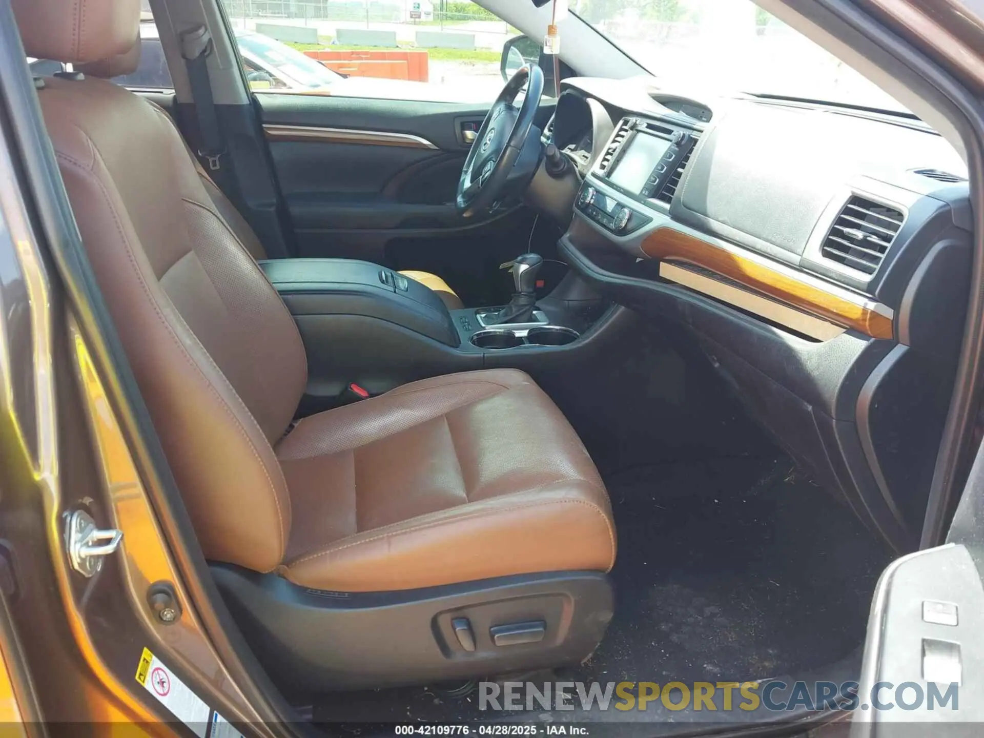 5 fotografías del automóvil dañado 5TDDZRFH7KS956195 TOYOTA HIGHLANDER 2019